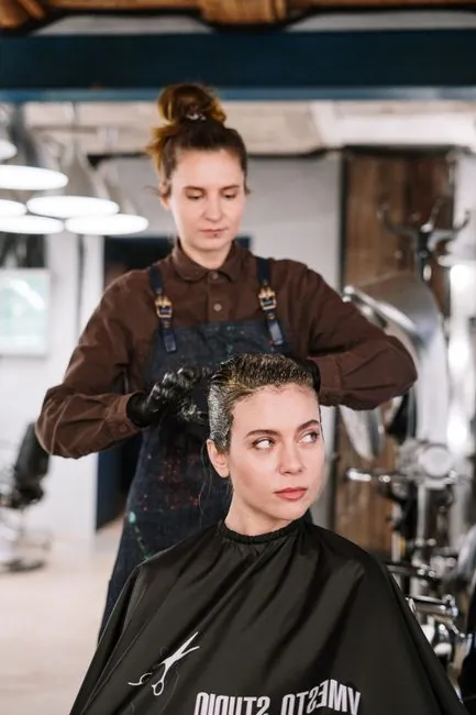 Corte de cabelo feminino no salão