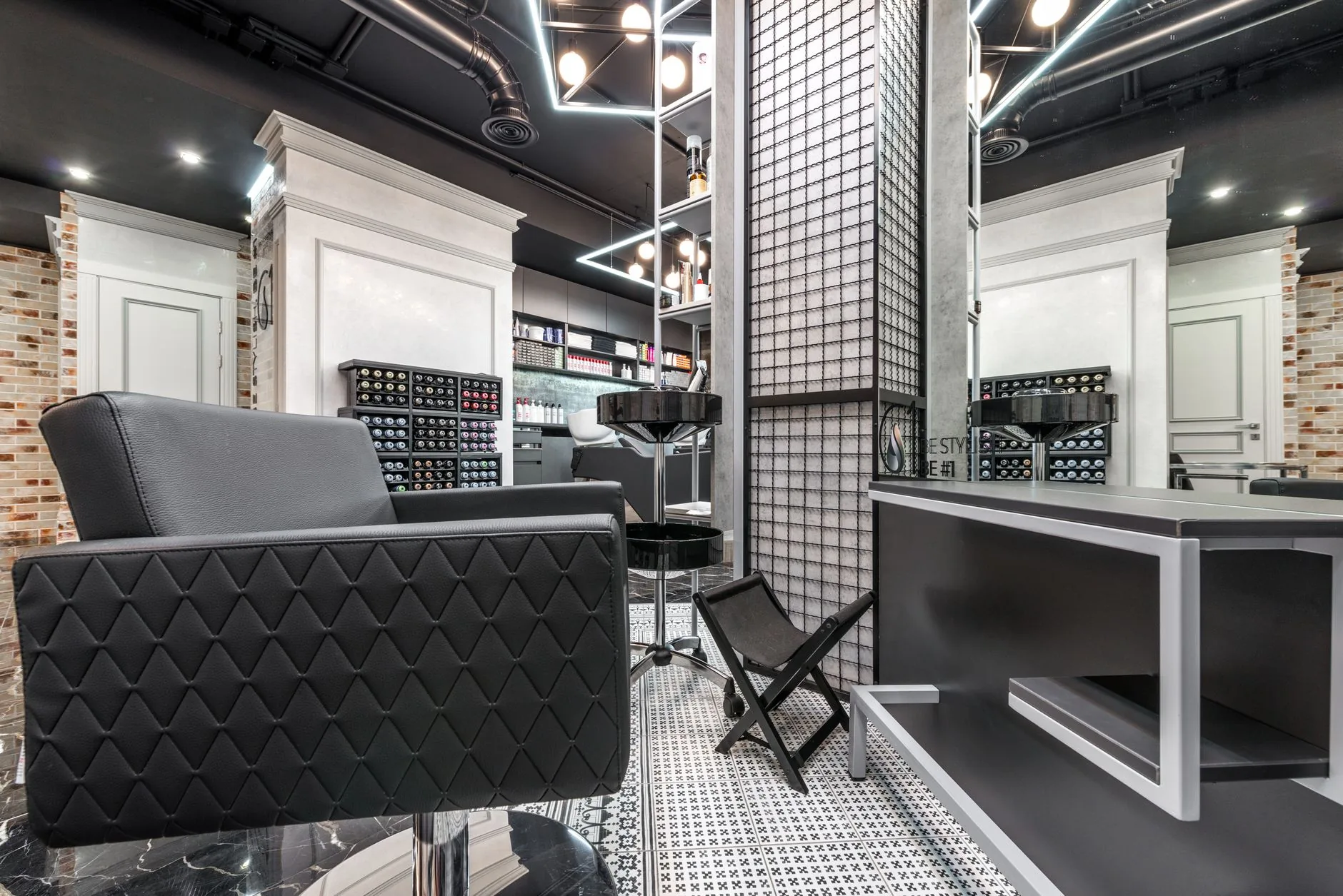 Ambiente sofisticado do salão Odara Li Beauty Parlor